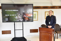 取材会において、今回の大幅改良の趣旨を説明する脇家氏。現在マツダでは、社内の開発、生産、購買部門はもちろん、サプライヤーも一緒になって将来を見越した商品・技術について議論し、活動計画を立てる「一括企画」という研究開発のプロセスを取り入れている。