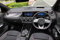 インストゥルメントパネルまわりの設計は、ベース車と基本的に共通。ディスプレイの表示内容や、助手席側ダッシュボードの専用装飾パネル、ローズゴールドの空調吹き出し口などに、ちがいが見られる程度だ。