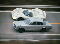 村山工場テストコースのバンクを「R380-3改」と並走する「スカイライン2000GT-R」(PGC10)。「走る閃光! Rは勝利のサイン」というキャッチコピーが掲げられたGT-Rデビュー当初の広告にも同様の写真が使われた。