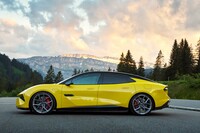 全長5139mm、ホイールベース3069mmという、大きく伸びやかなスタイリングの「エメヤ」。ドアにはパワーアシスト機能が備わる。