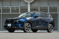 過日の試乗会より、陽光のもとで見た新型「マツダCX-5」。日本での販売は好調なようで、2026年5月21日の発売より1カ月で、月販目標の5倍にあたる1万台超の受注を得たという。(写真:向後一宏)