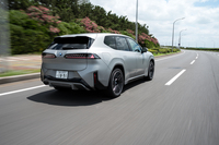 駆動用バッテリーの容量は109.1kWh。WLTCモードによる一充電走行距離は標準仕様が906km、この「Mスポーツ」では835kmとされている。