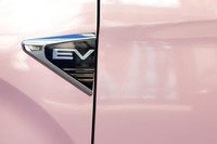 2009年に世界初となる量産型の軽EV「i-MiEV」を世に出した三菱。以来積み重ねられてきた知見が「eKクロスEV」にも注がれている。写真はフロントフェンダー部のエンブレム。