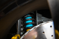 サスペンションにはアイバッハ製の軽量ローサイドロードスプリングとビルシュタイン製スポーツダンパーからなる「スポーツサスペンションパッケージ」が標準装備される。