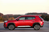 「WR-V」のサイドビュー。できるだけ切り詰めたという前後のオーバーハングが特徴的だ。ドアの上部にサイドウィンドウを取り囲むようにボディー同色のフレームが備わり、視覚的にボディーを厚く見せている。