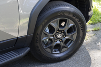 タイヤ&ホイールはもう一方の“バージョンL”グレードが22インチに対し、“オーバートレイル+”は18インチを採用している。