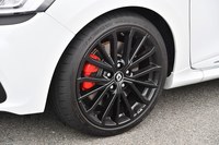 足元は18インチのノワールアロイホイールとレッドブレーキキャリパーのコントラストが印象的。