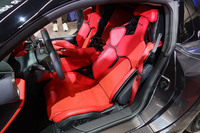 「GR GT」の個性的なシートはレカロ製。背もたれにカーボンのフレームが露出している。