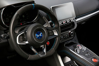 ボトム部分がフラットなステアリングホイール。その奥に見えるシフトパドルは、コラム側に固定されるタイプ。