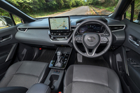 インテリアはセンターコンソールを丸ごとつくり変えたほか、ドアパネルに線発光のLED照明を組み込むなどしてプレミアム感を強めている。