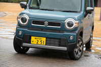 初代から受け継がれた丸いヘッドランプ。サイドビューなどは全く異なるものとしつつ、全体では一目で「ハスラー」とわかるデザインにまとめられている。