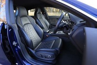 テスト車にはファインナッパレザーの「Sスポーツシート」が装着されていた。シートバックには「S」ロゴがエンボス加工されるほか、ダイヤモンドステッチが施される。