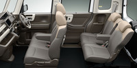 「N-BOX」の室内の様子。見てのとおり助手席と後席のシートは「N-VAN」とは比べ物にならないほど上質で、後席は左右個別にスライドとリクライニングが可能。