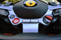 運転中に行うと思われるほとんどの主要操作をステアリングホイールに集中させているのも、フェラーリの特徴。ステアリングパッド下の左側にエンジンスタータースイッチを、右下に3つのドライブモードを切り替えられる「マネッティーノ」のスイッチを配置する。