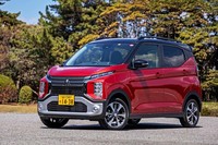 インパクトのあるフロントデザインの「三菱eKクロス」は、日産主導で開発された軽の力作といえる。この顔がイヤでなければ、ぜひおすすめしたい一台である。写真は文中でも触れている「eKクロスG」。