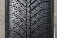 「ベクター4シーズンズ ハイブリッド」は、中央部からV字に走る太いグルーブで、高い排水性を確保。中央部分の細かいサイプは、内部がギザギザの3D形状となっており、接地時にブロック同士が支え合うことで倒れ込みを防ぎ、より路面に密着して高いグリップ力を発揮するという。