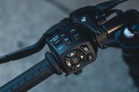 クルーズコントロールやグリップヒーターが用意されるなど、快適装備も充実。ウインカーの操作は(ハーレーとしては珍しい)左スイッチボックスのスイッチで操作するタイプだ。