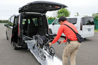 暮らしに寄り添うクルマといって、今日日忘れてならないのが福祉車両。新型「ステップワゴン」にはサイドリフトアップシート車と、3タイプの車いす仕様車が用意される。パワーユニットは1.5リッターターボエンジンで、FFだけでなく4WDも選べる。