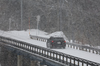 越後湯沢の山岳路を行く「スバル・レヴォーグ」。アイスバーンなど一部のシビアコンディション時のドライブは慎重に行いたいが、オールシーズンタイヤであることを意識することなく雪道を走ることができた。