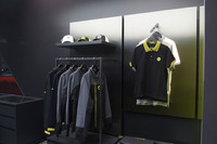 ショールームにはロータスの純正アクセサリーアイテムも置かれる。