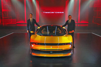 「フェラーリ849テスタロッサ」の発表イベントに登壇した849テスタロッサ プロジェクトマネージャーのマルコ・スペッソット氏(写真左)とフェラーリ・ジャパン代表取締役社長のドナート・ロマニエッロ氏(同右)。