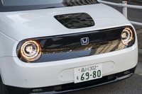 丸目のヘッドランプが主張するフロントマスク。ウインカーもリング状に点滅する。