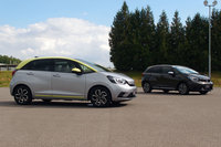 キャラクターの異なる豊富なグレードを取りそろえる「フィット」。写真はアクティブなイメージの「ネス」(左)と上質さを追求した「リュクス」(右)。