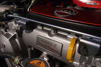 手組みの3.8リッターV6ツインターボは、最高出力600PS/6800rpm、
最大トルク652N・m/3600-5600rpmを発生。ピストンリングやバルブスプリング、コンロッド、クランクシャフトなどにバランスどりされた高精度パーツが採用されている。「匠(たくみ)」のネームプレートは、特別なエンジンであることを示す赤文字仕様になっている。