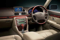 「プログレ」のインテリア。当時まだ珍品扱いだったACC(レーダーアダプティブクルーズコントロール)がオプション設定されていて、私は衝撃を受けた。ダッシュボード中央上部に配置されたオプションのカーナビは、チルトスイッチによってモニターを格納できた。