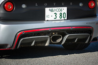 バンパー下部から顔をのぞかせるセンター出しマフラーとリアディフューザー。バンパーとディフューザーを仕切るフィニッシャーは、樹脂製からカーボン製に変更されている。