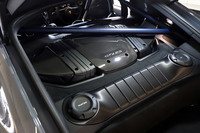 エンジンには「911 GT3」ゆずりの高回転型4リッター水平対向6気筒を採用。最高出力は500PSで、1415kgに抑えられた車重とも相まって、パワーウェイトレシオは2.83kg/PSを実現している。