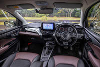 全車共通となるブラックとボルドーの2トーンでコーディネートされたインテリア。各部に高輝度シルバー塗装やパールブラック塗装を施すことで質感の向上が図られている。ダッシュボードの中央上部に、9インチのタッチ式ディスプレイを配置する。