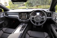 メタルメッシュアルミのトリムとブラックでコーディネートされた「R-DESIGN」専用のインテリア。アルミのスポーツペダルも装備する。