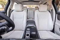 上質なレザーで包まれたインテリアは、英国の伝統と今の空気感を見事にミックスさせている。装備の充実も、「XJ50」のセリングポイントになる。