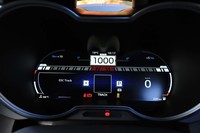 トラックモードを選択すると、メーターのグラフィックはタコメーター主体のものに変わる。