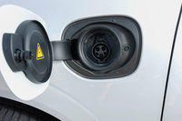 「T8」の左ボディーサイドにはAC200Vの充電ポートが備わる。