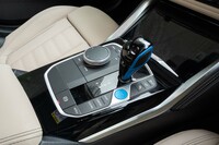 シフトセレクターとスタート/ストップスイッチにはBMWのEVを象徴するブルーが効果的に使われる。