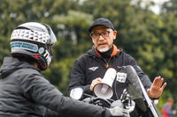 取材会でコーチを務めた、“ケニー佐川”こと佐川健太郎氏。モーターサイクルジャーナリストや、こうしたレッスンの講師に加え、メーカーやディーラーのアドバイザーとしても活動している。