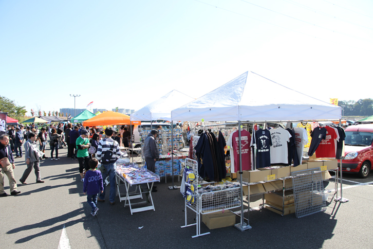 イタフラ車専門店から、パーツ、オートモビリア、アパレル、飲食物までのショップやフリーマーケットの出店も多数あった。