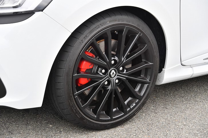 足元は18インチのノワールアロイホイールとレッドブレーキキャリパーのコントラストが印象的。