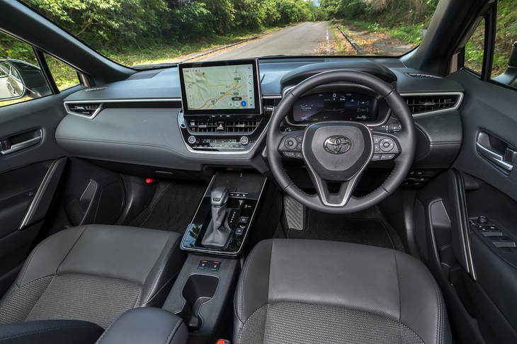 インテリアはセンターコンソールを丸ごとつくり変えたほか、ドアパネルに線発光のLED照明を組み込むなどしてプレミアム感を強めている。