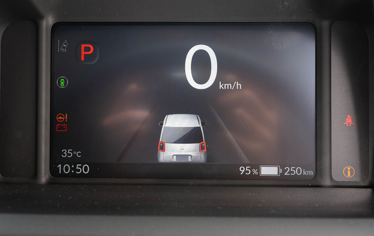 軽としてはぜいたくな液晶式のメーターパネルも装備。もちろん表示内容はさまざまに変えられる。