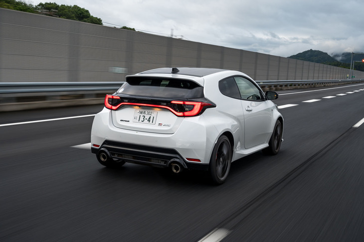 スポット溶接の打点数や構造用接着剤の塗布面積の増加によってボディー剛性を強化。ボディーとショックアブソーバーの締結ボルトは1本から3本に増えている。