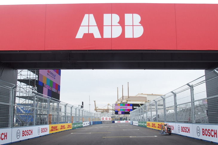 東京ビッグサイト内につくられたホームストレート。通常は駐車場として使用されている場所だ。