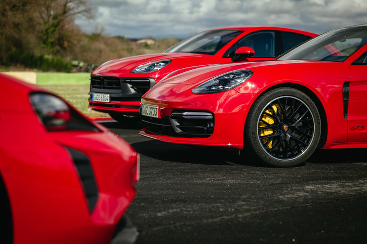 世界的に熱く支持されるスポーツカーブランドのポルシェ。そのカーデザインを、まずは4ドアモデルを中心に掘り下げてみよう。