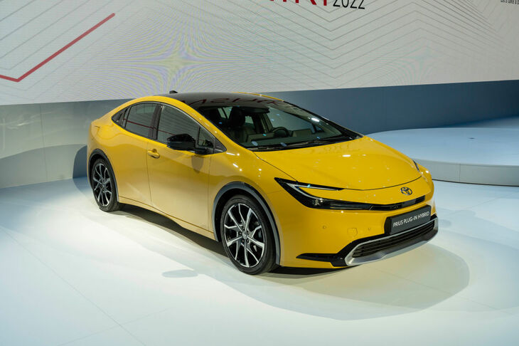 トヨタ・プリウス:トヨタは「プリウス」で初のハイブリッド駆動を採用した。そして今、ハイブリッドの先達である5代目が登場する。2リッター4気筒エンジンと電動モーターを組み合わせ、システム出力は223PSを発生する。