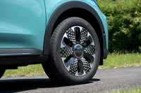 ピクセルパターンを採用した18インチのアルミホイールを装備。センターキャップは「600」ロゴ入りだ。