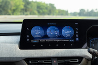 ディスプレイオーディオは、画面を3分割するマルチウィジェット表示が可能。高度や前後左右傾斜、方角などを組み合わせて表示できる。