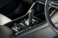 エンジンに加えてATの制御も変更しており、アクセルの開度に応じて、より積極的に変速するようになった。