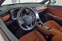 インテリアについては、水平基調のシンプルなインストゥルメントパネルによって開けた視界を確保。内装の仕立ては、5つのグレードに応じて大きく異なる。写真は「落ち着きと華やかさを両立する」という「リラックス」のもの。